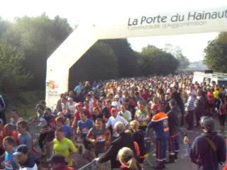 la_course_des_terrils_2008_html_m12c734df Voici le départ : bien groupés... nous étions environ 800 au démarrage de la "Sauvage" :"mais où est donc Charlie ?", vous connaissez... ? Sur la photo, c'est pareil ! (sauf que ce n'est pas Charlie qu'il faut chercher, mais Jacqueline !) ... je vous aide un petit peu : j'ai un tee-shirt jaune avec des manches bleues qui dépassent, je fais "coucou" en passant et je suis vers la fin du "troupeau" !