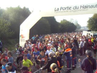 Voici le départ : bien groupés... nous étions environ 800 au démarrage de la "Sauvage" :"mais où est donc Charlie ?", vous connaissez... ? Sur la photo, c'est pareil ! (sauf que ce n'est pas Charlie qu'il faut chercher, mais Jacqueline !) ... je vous aide un petit peu : j'ai un tee-shirt jaune avec des manches bleues qui dépassent, je fais "coucou" en passant et je suis vers la fin du "troupeau" !