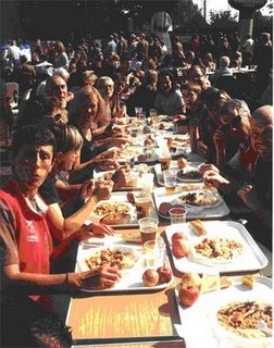 la_course_des_terrils_2008_html_m43efb9d0 Après tous ces efforts, nous nous sommes tous retrouvés autour d'un couscous ! (Vous aussi, vous pensiez à des "moules-frites" ?!?... eh bien, non, ce fut un couscous !)